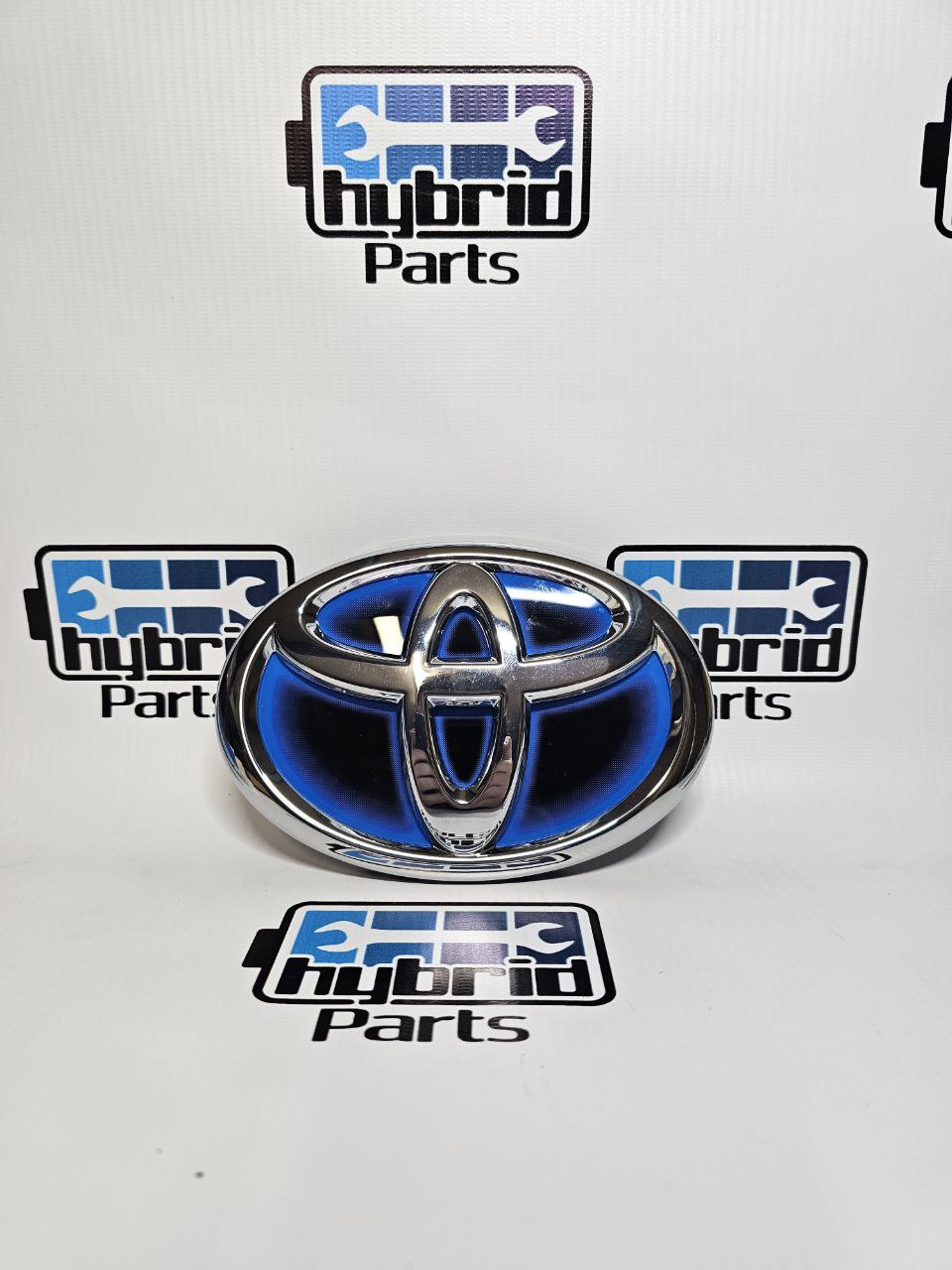 Эмблема значок Toyota переднего бампера Toyota Prius V 2012-2017